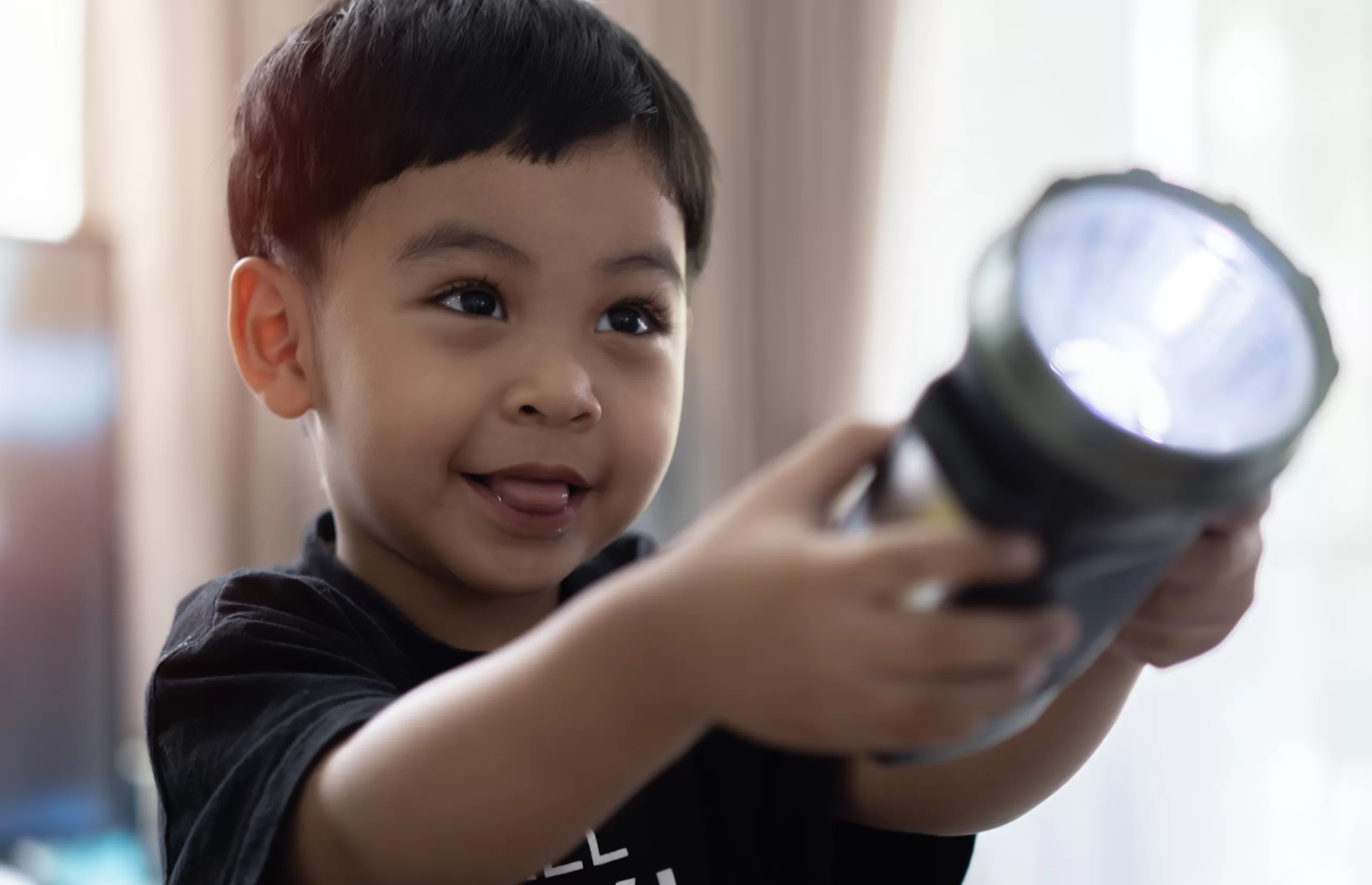 kidsstop mess-ive science party - glow hunt