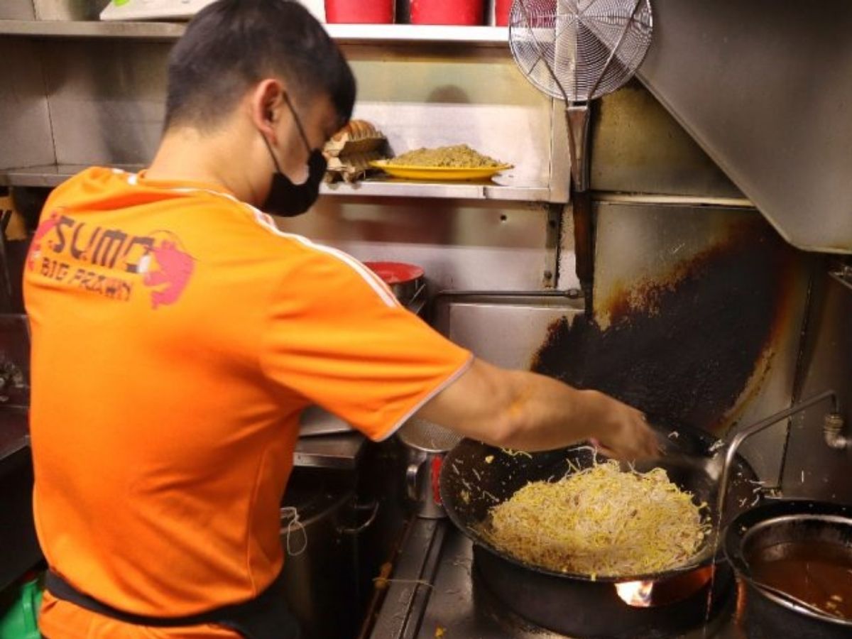 Sumo Fried Hokkien Prawn Mee - chef cooking