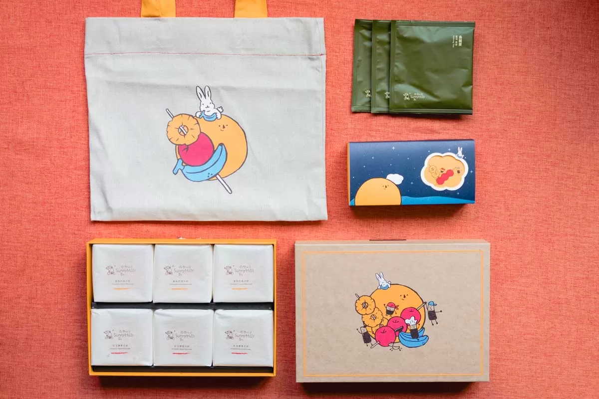 Sunny Hills 1 Sunny Hills -flat lay