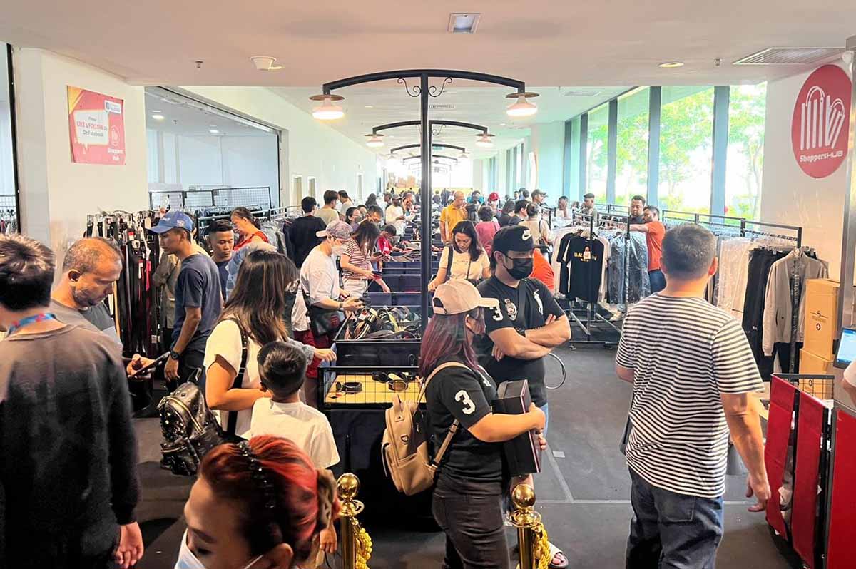 fashion sale - crowd situation