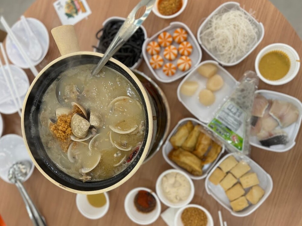 Claypot Jumbo Lala - Broth & side dishes