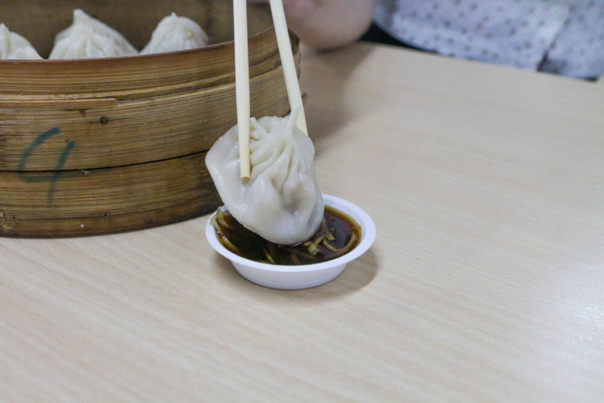 hong peng la mian - xiao long bao closeup sauce