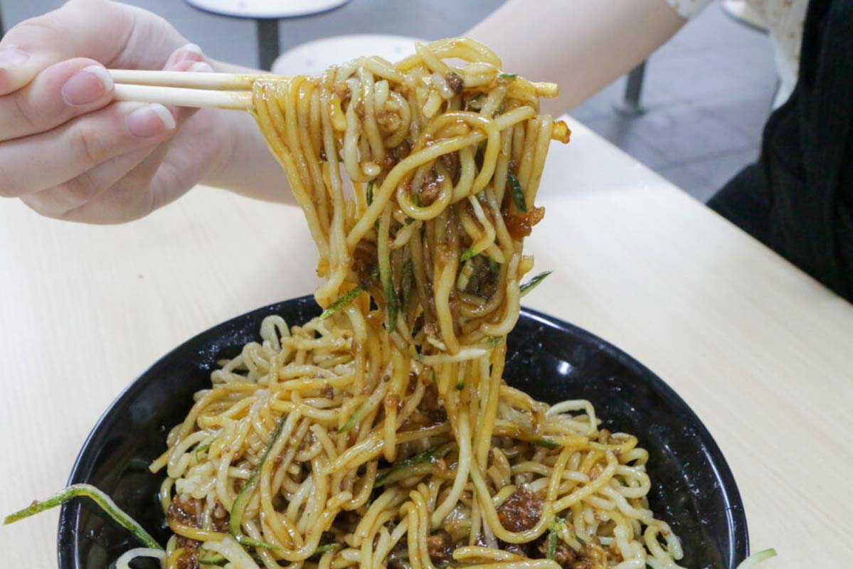 hong peng la mian - zha jiang mian closeup 