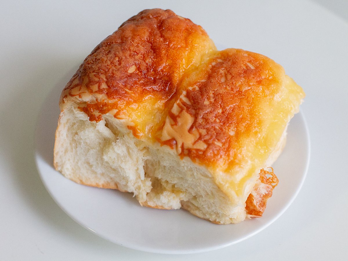 bunnies-cheese-sausage-bun-cheese-crust-1200x900