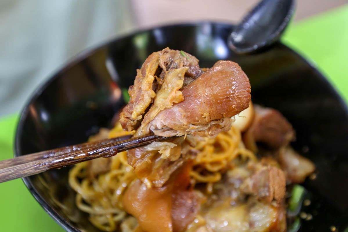 lin's braised - trotter closeup