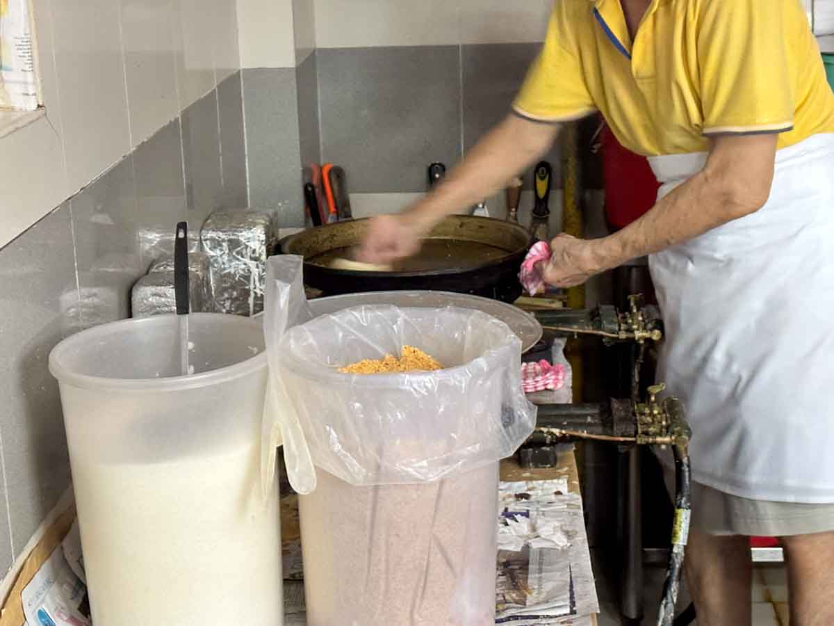 tangln halt original peanut pancake - making