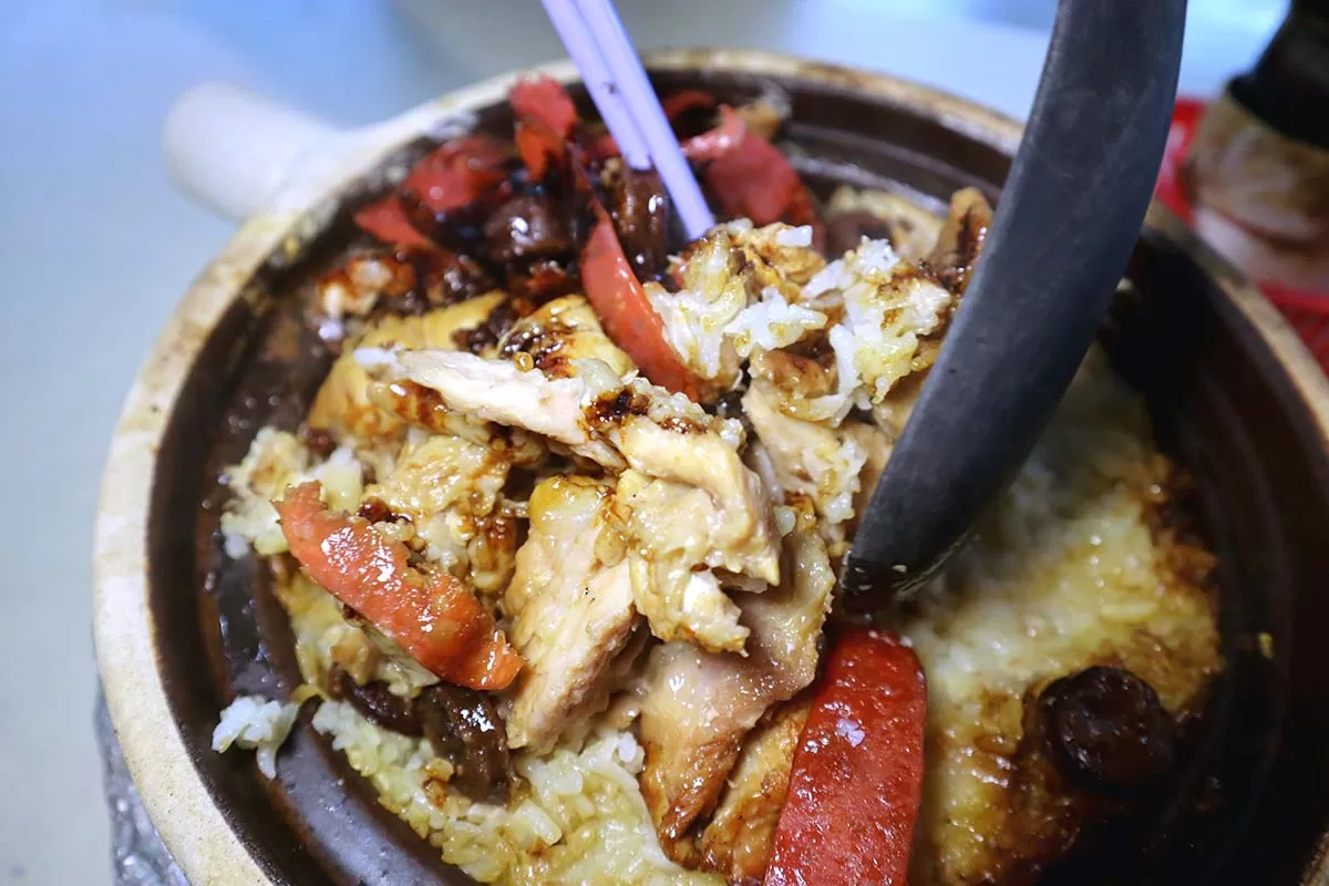 worstclaypot6 tai liok claypot chicken rice - mixing