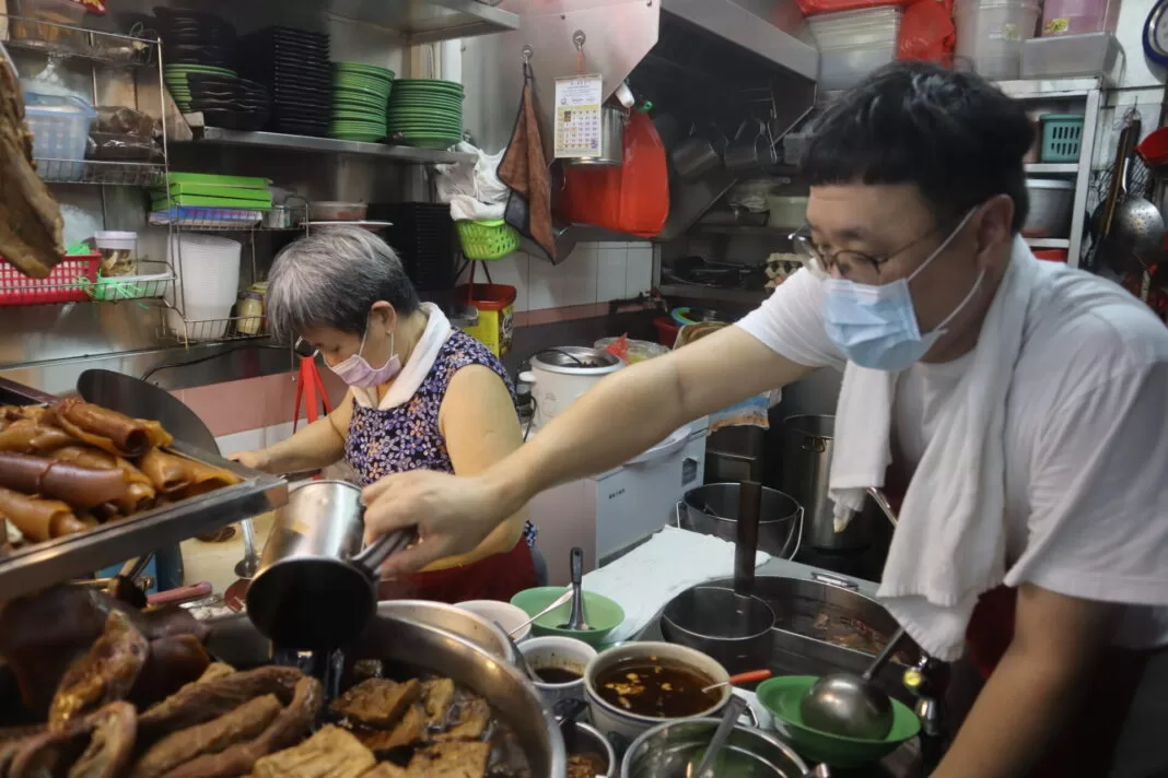 hawkernearlyscammed1 chiantown hawker nearly scammed - in action