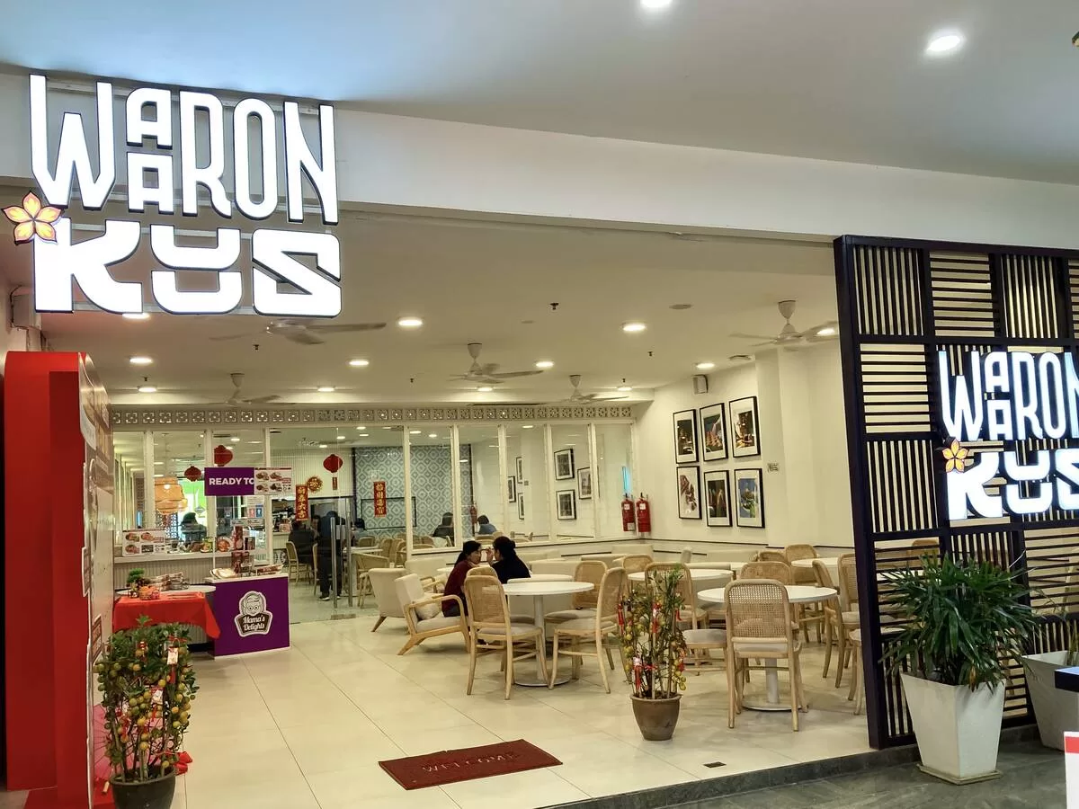 WaaronKuus Cafe - Storefront