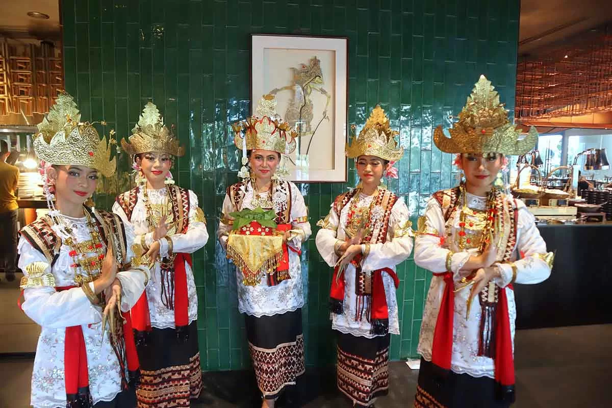 indo dancers