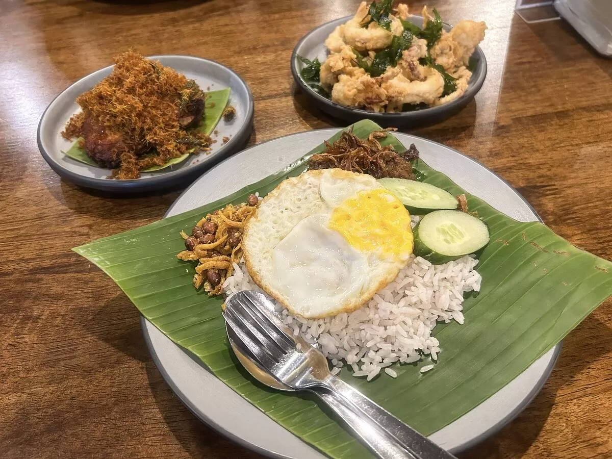 Nasi Lemak Serunai - Dishes