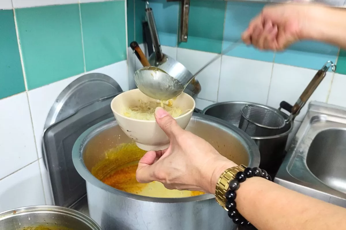 The Asian Makanstall - preparing laksa