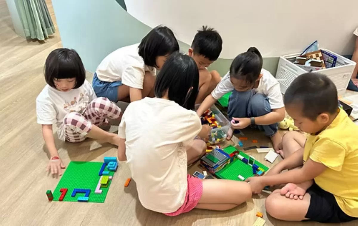 march holiday camp - kids playing lego march holiday camp - kids playing lego