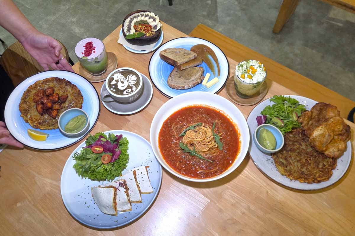 6 letter brunch - cafe