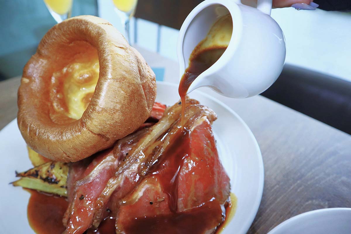 Marina bay sands - gravy pouring