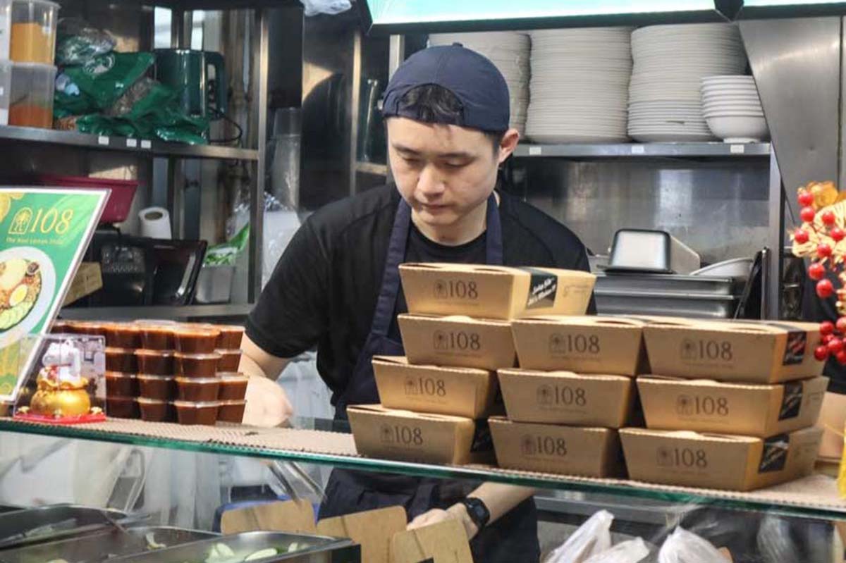 108 nasi lemak - owner rushing