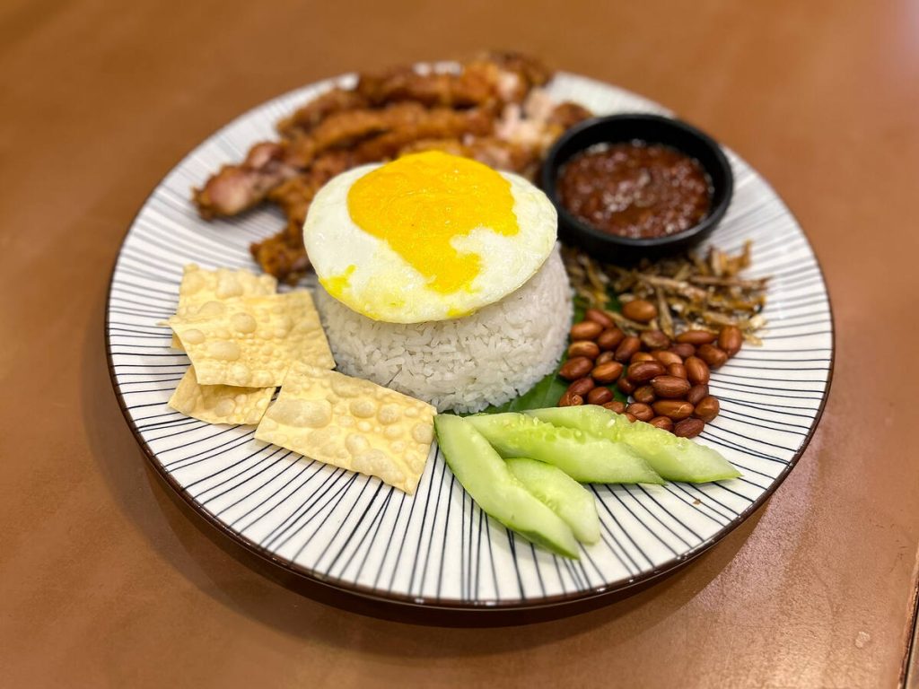 KOPIHUT: KL Gangster actor’s kopitiam with crispy chicken nasi lemak ...
