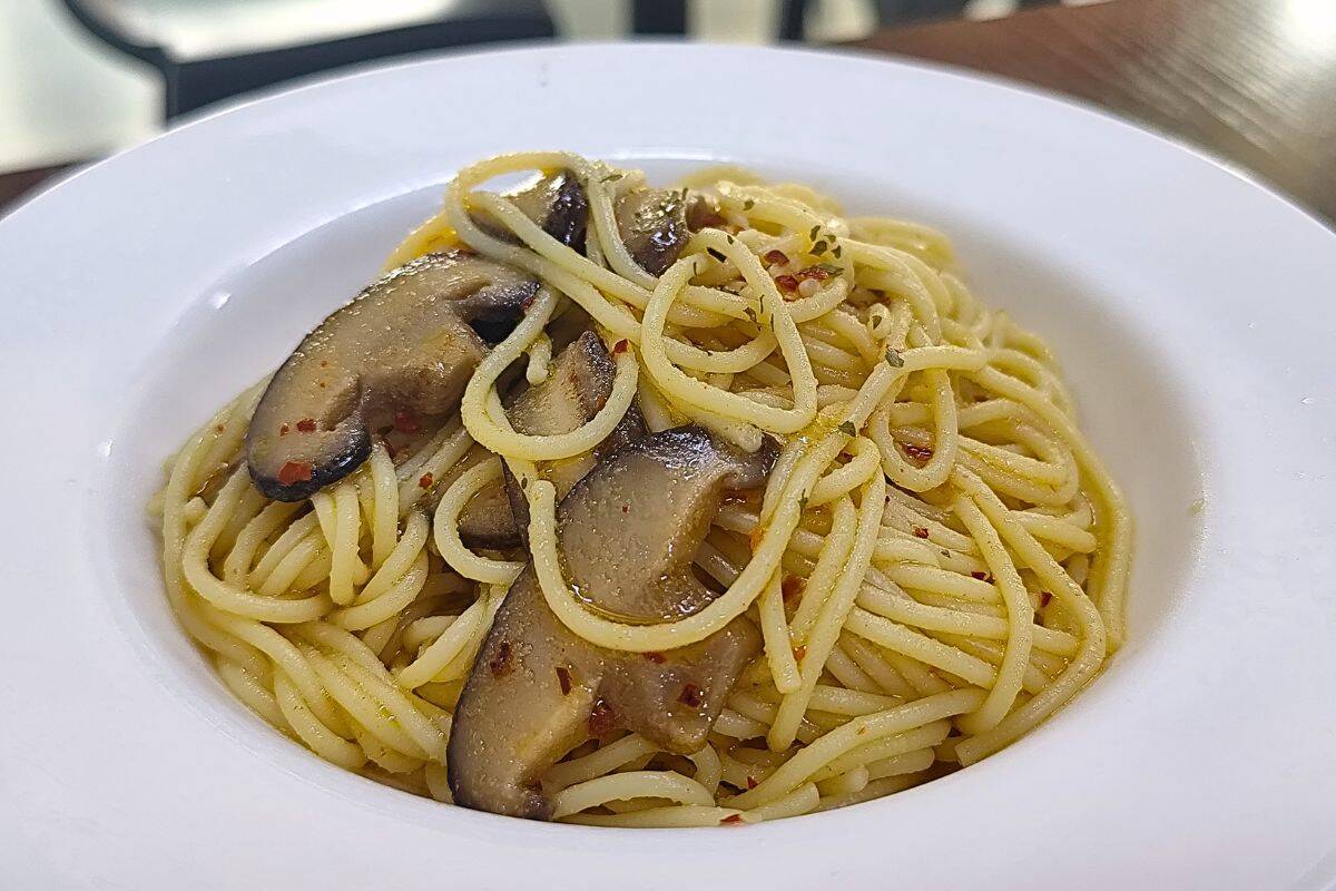 THIS CAFE @ 326 - Aglio Olio