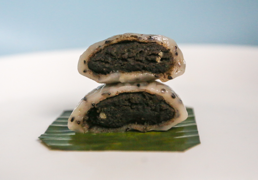 ji xiang confectionery - black sesame ang ku kueh