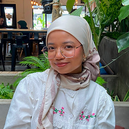 nur iman sofia - sethlui.com junior content writer
