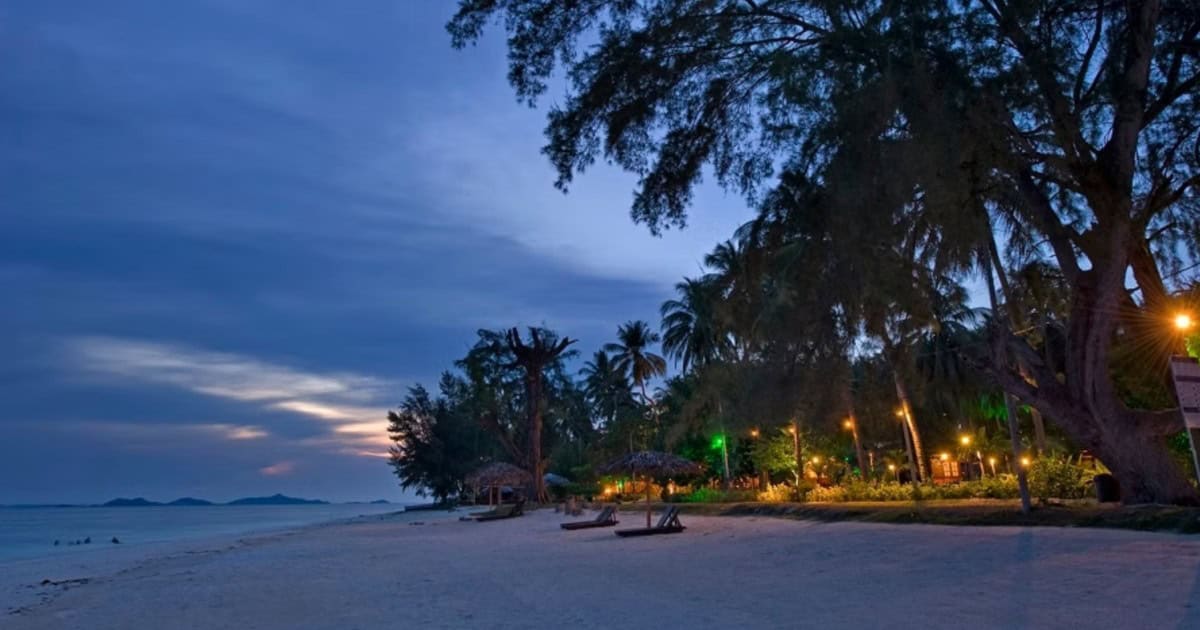 pulaubabibesar - resort at night