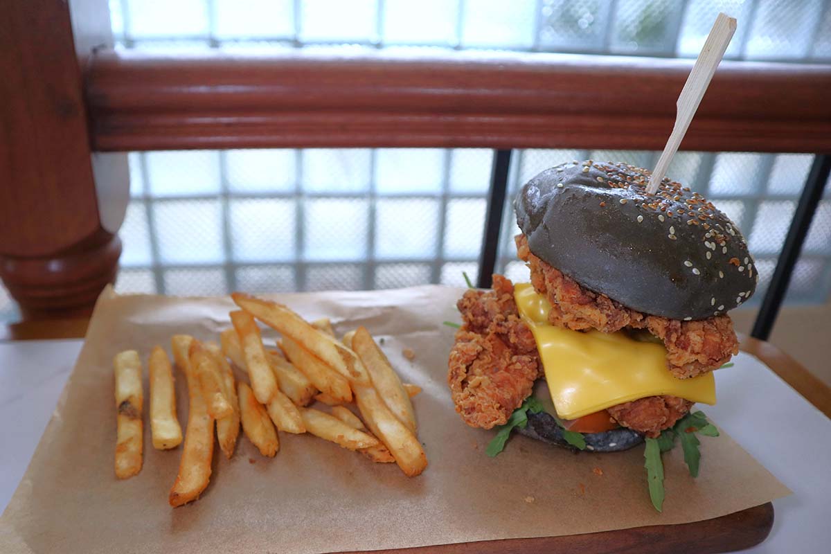 nimmiesguide15 nimmies guide - crispy chicken burger