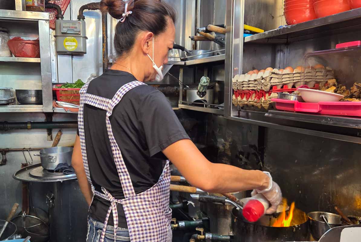 nee soon fish head - chef cooking