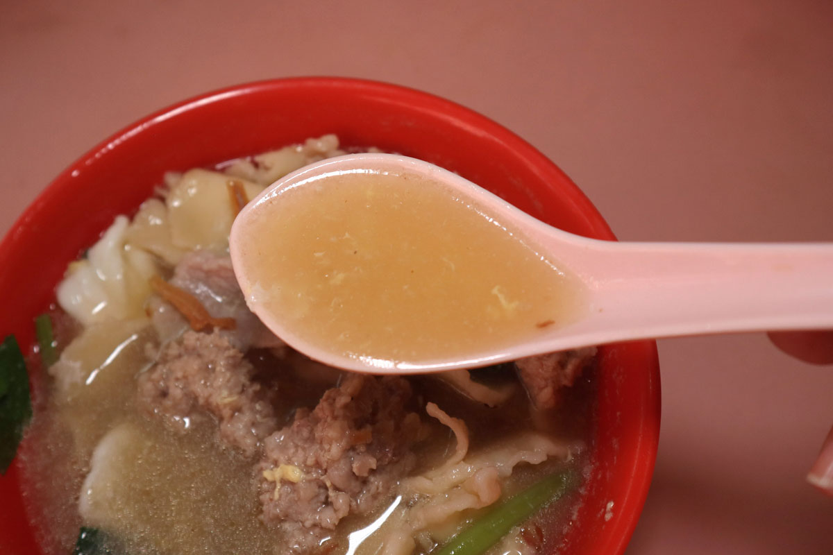 nee soon fish head - broth closeup