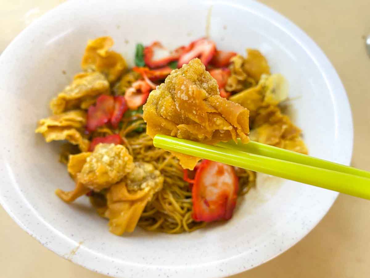 sen gen wanton mee - fried wanton closeup