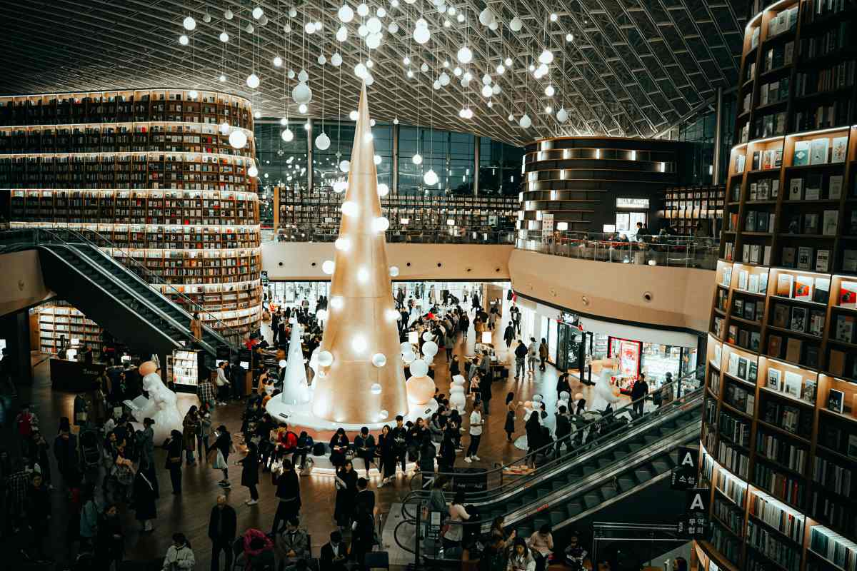 Singapore Retail Festival - Christmas Tree in Mall