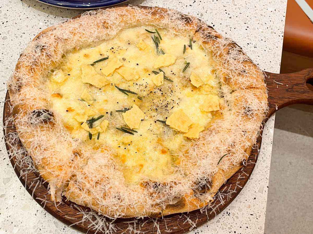 vivocity - vicoletto osteria four cheese and honey pizza