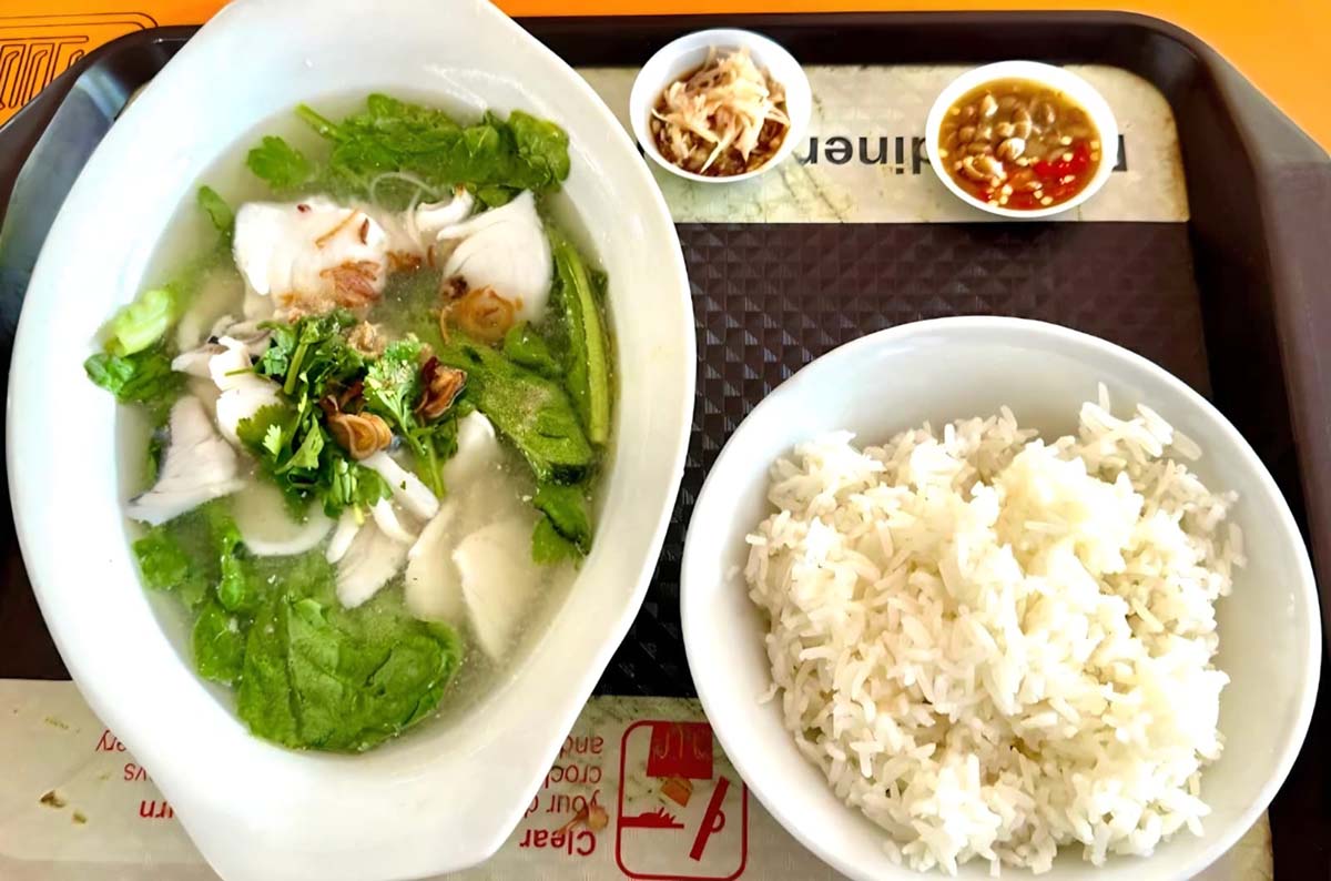 Tekka Centre food guide - yi jia fish soup closeup