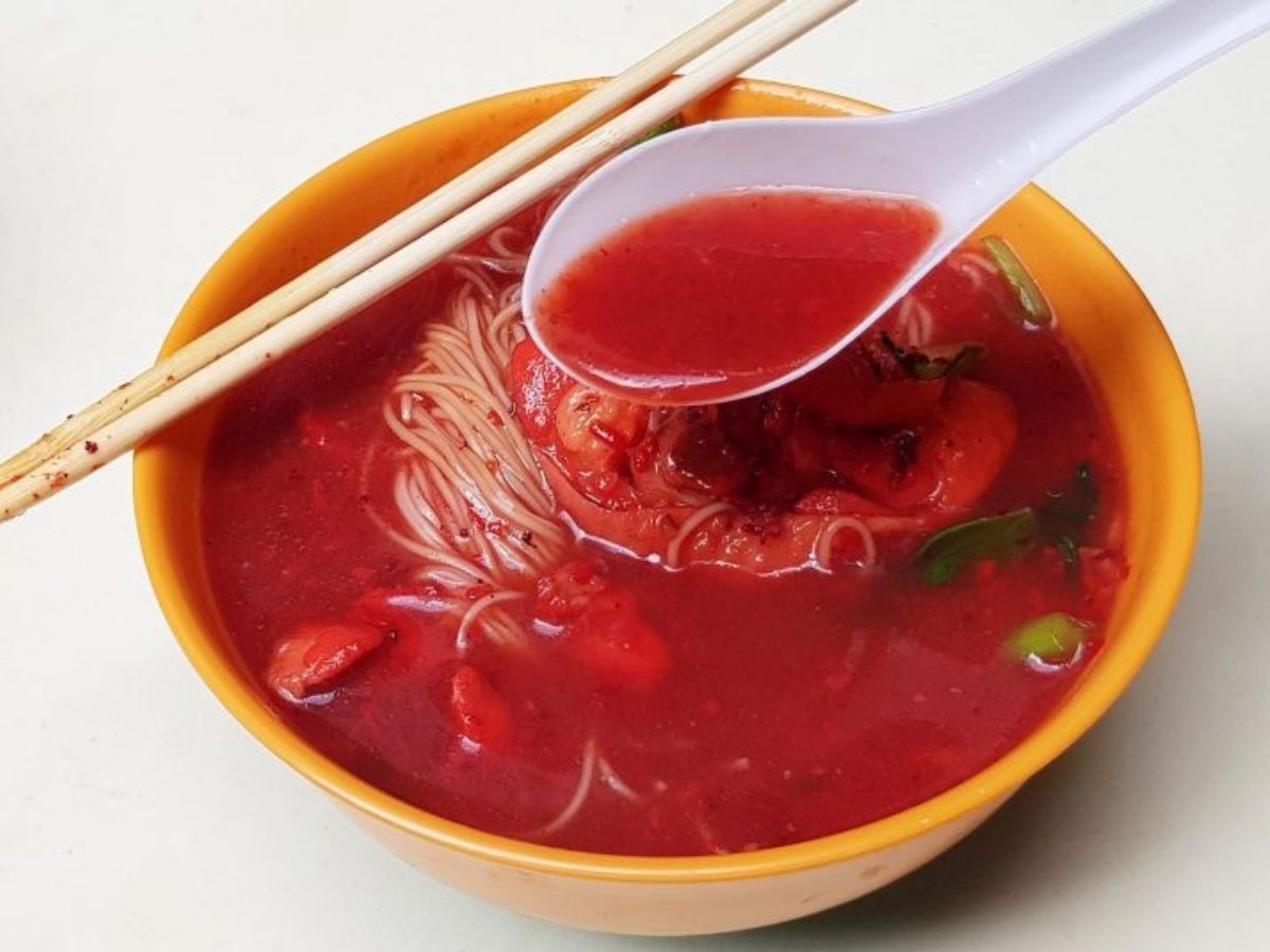 qiu rong ban mian - chicken mee suah with red wine