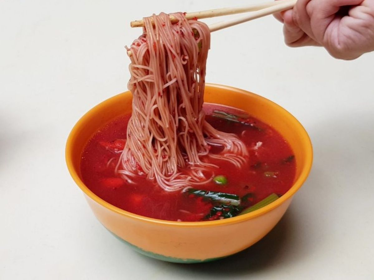 qiu rong ban mian - chicken mee suah with red wine