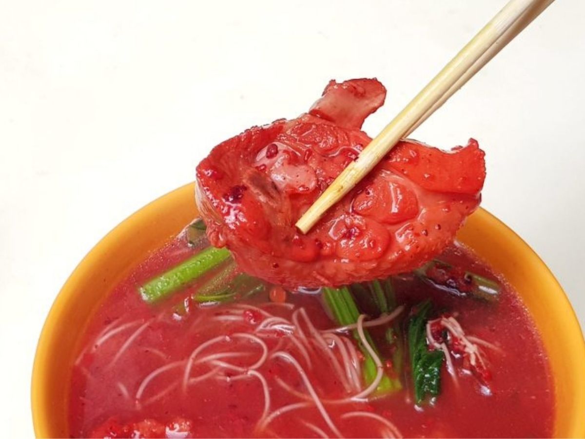 qiu rong ban mian - chicken mee suah with red wine