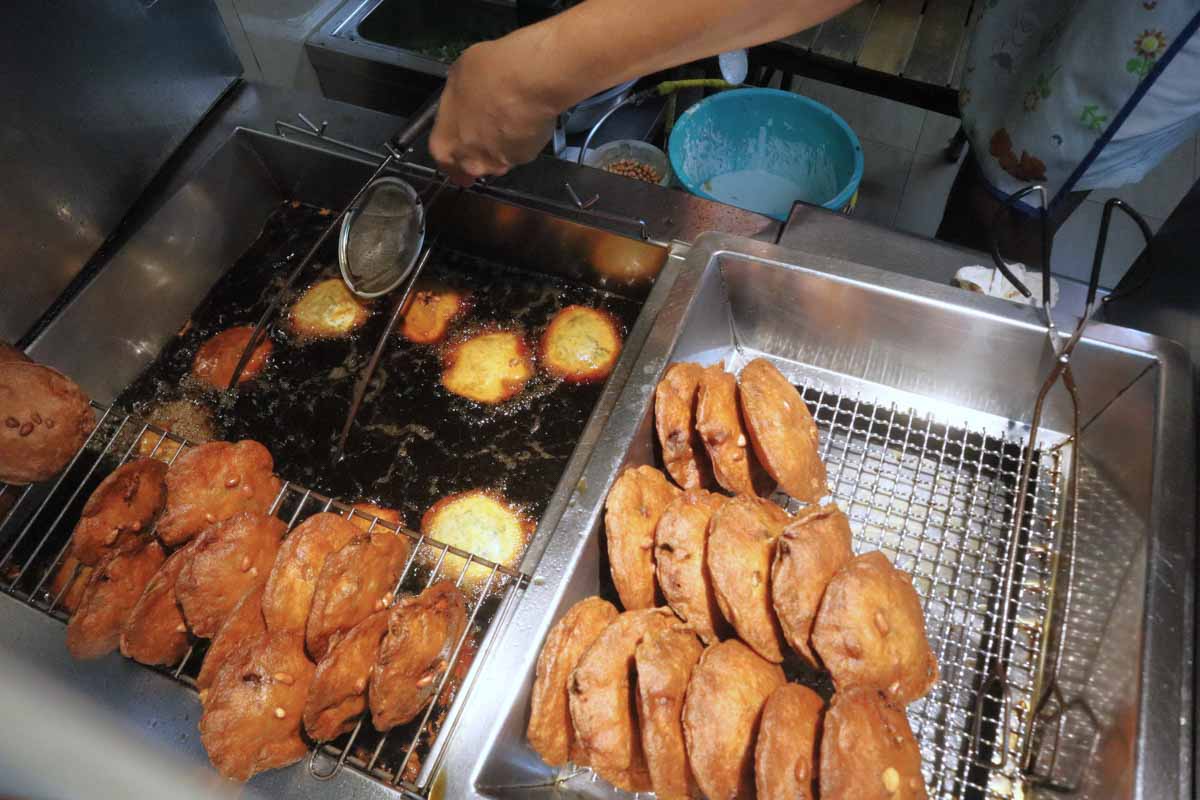 maxwell fuzhou - oyster cake frying