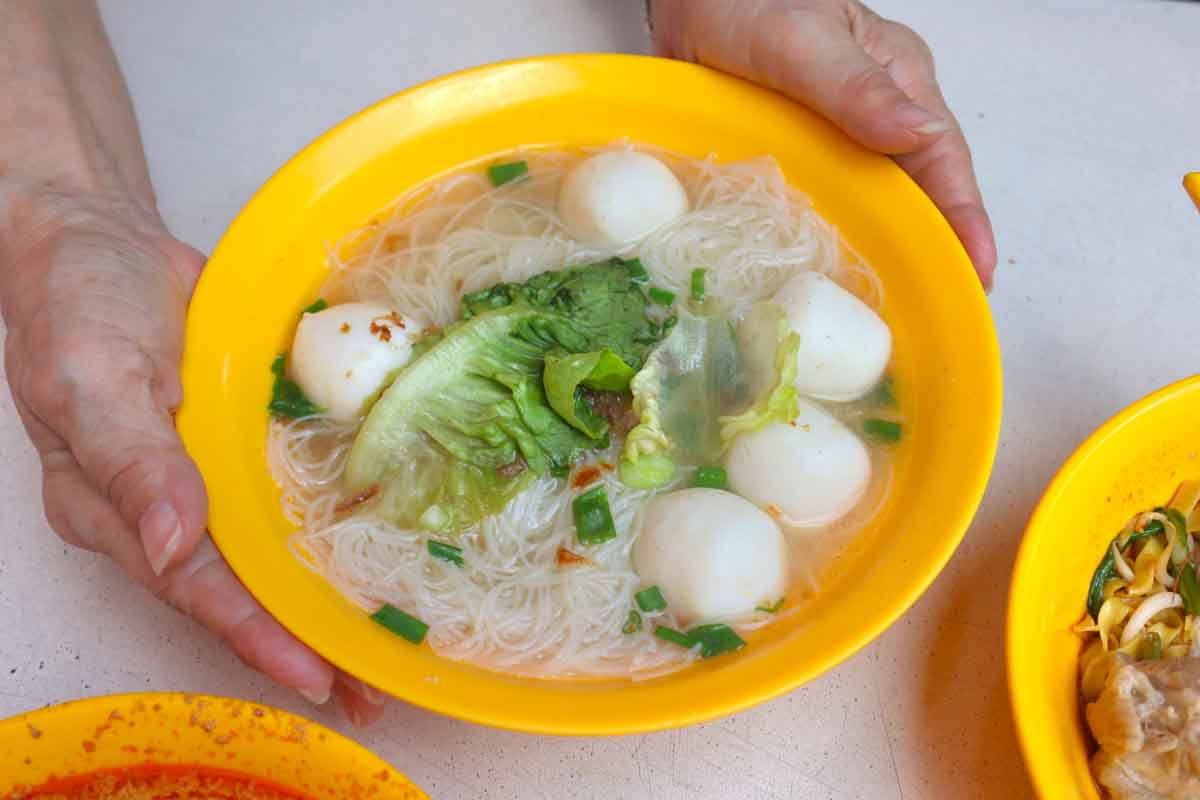 no name prawn mee - fishball noodle