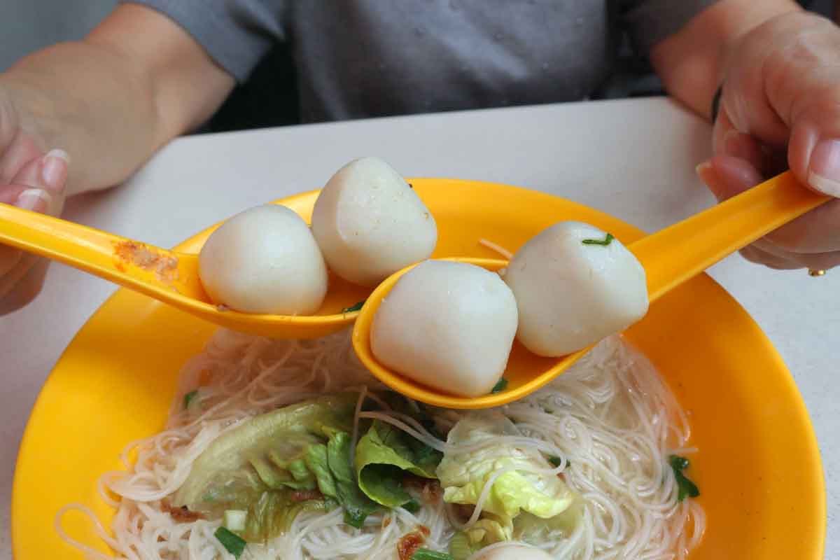 no name prawn mee - fishball closeup
