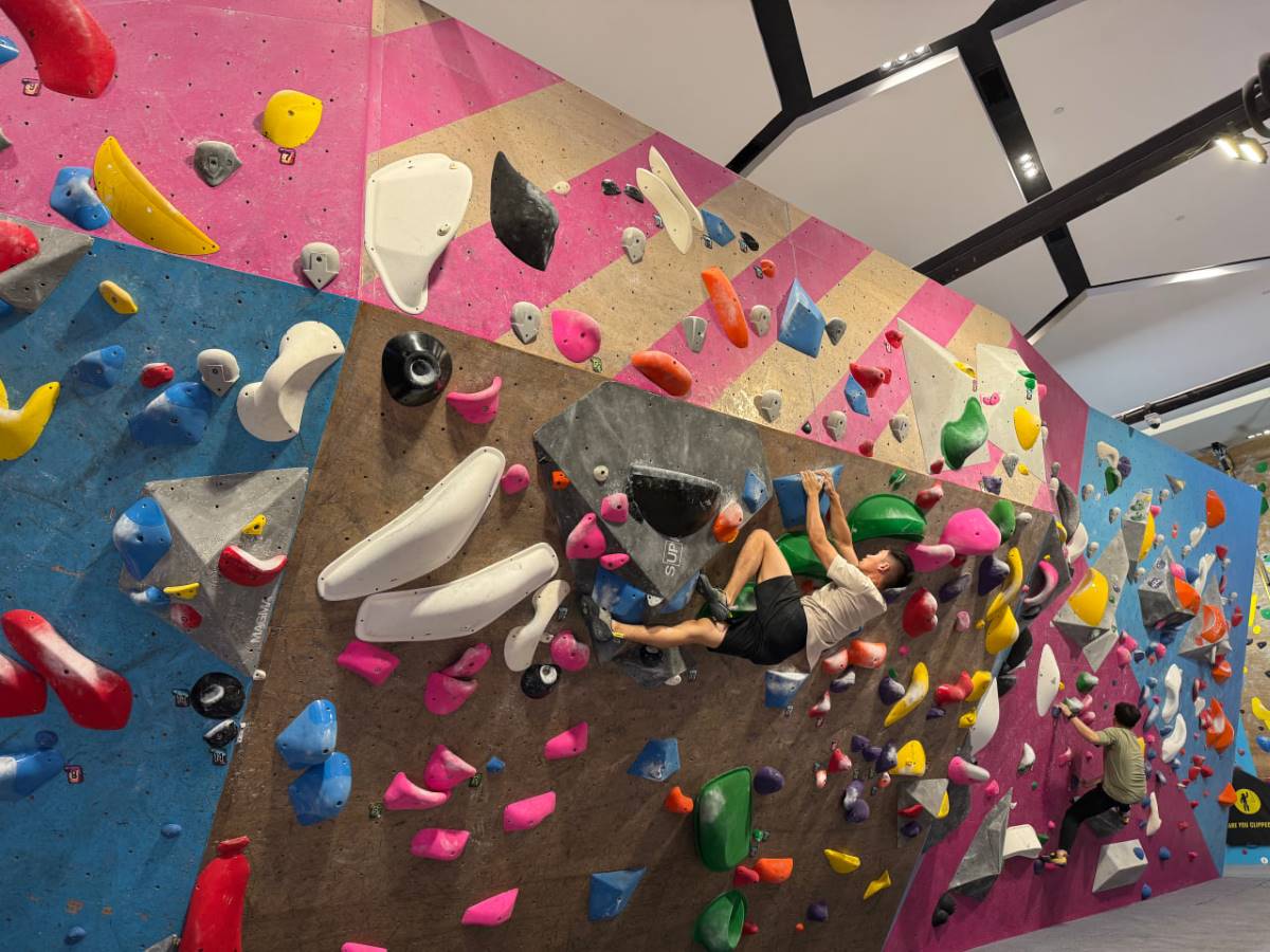 Indoor activities Singapore - bouldering