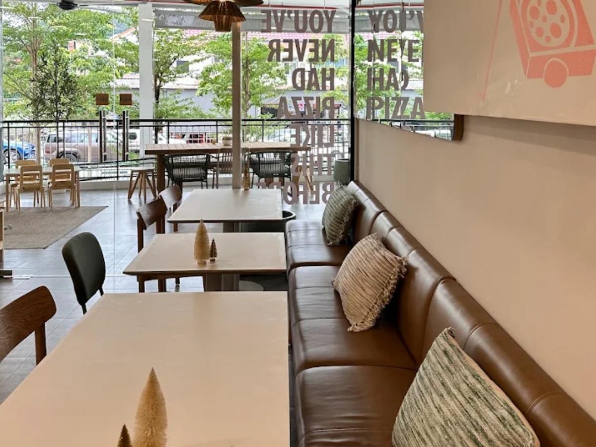 Pizza - John’s Pizzeria & Bakery interior