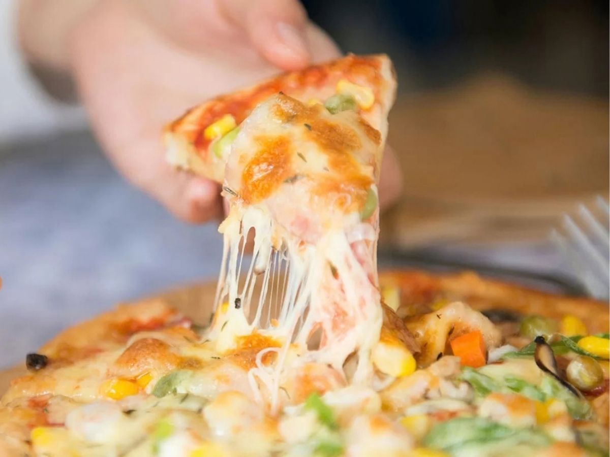 Pizza - pulling slice of pizza