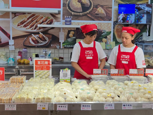 tauwan - ladies selling bread
