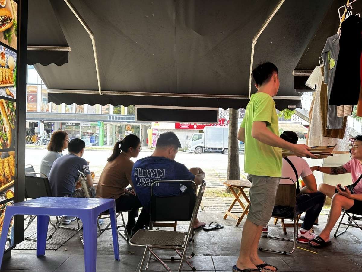 Hi Banh Mi - people sitting down