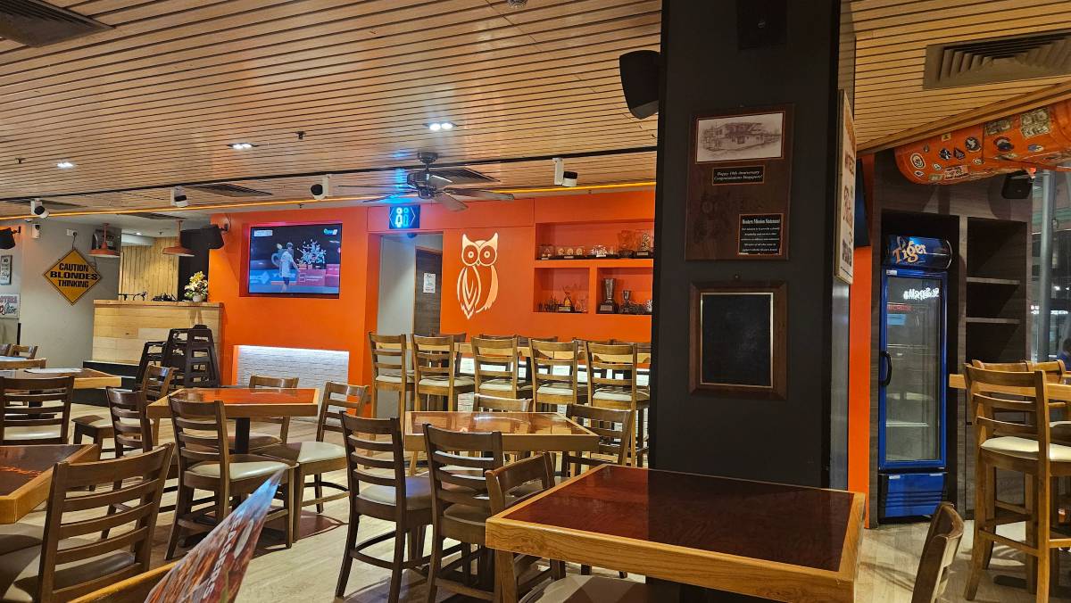 Hooters Clarke Quay closes - interior