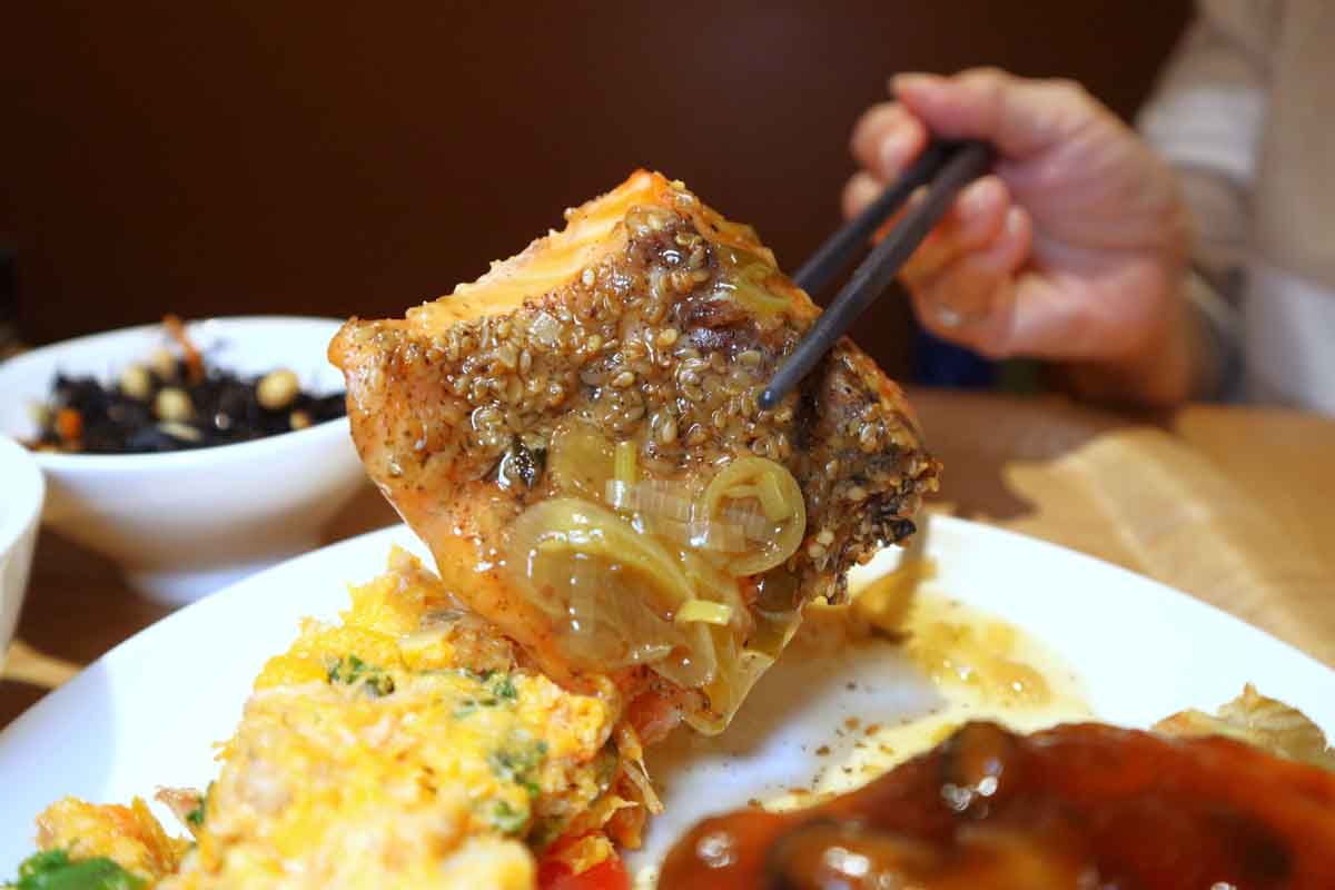 expensive cai fan showdown - salmon closeup