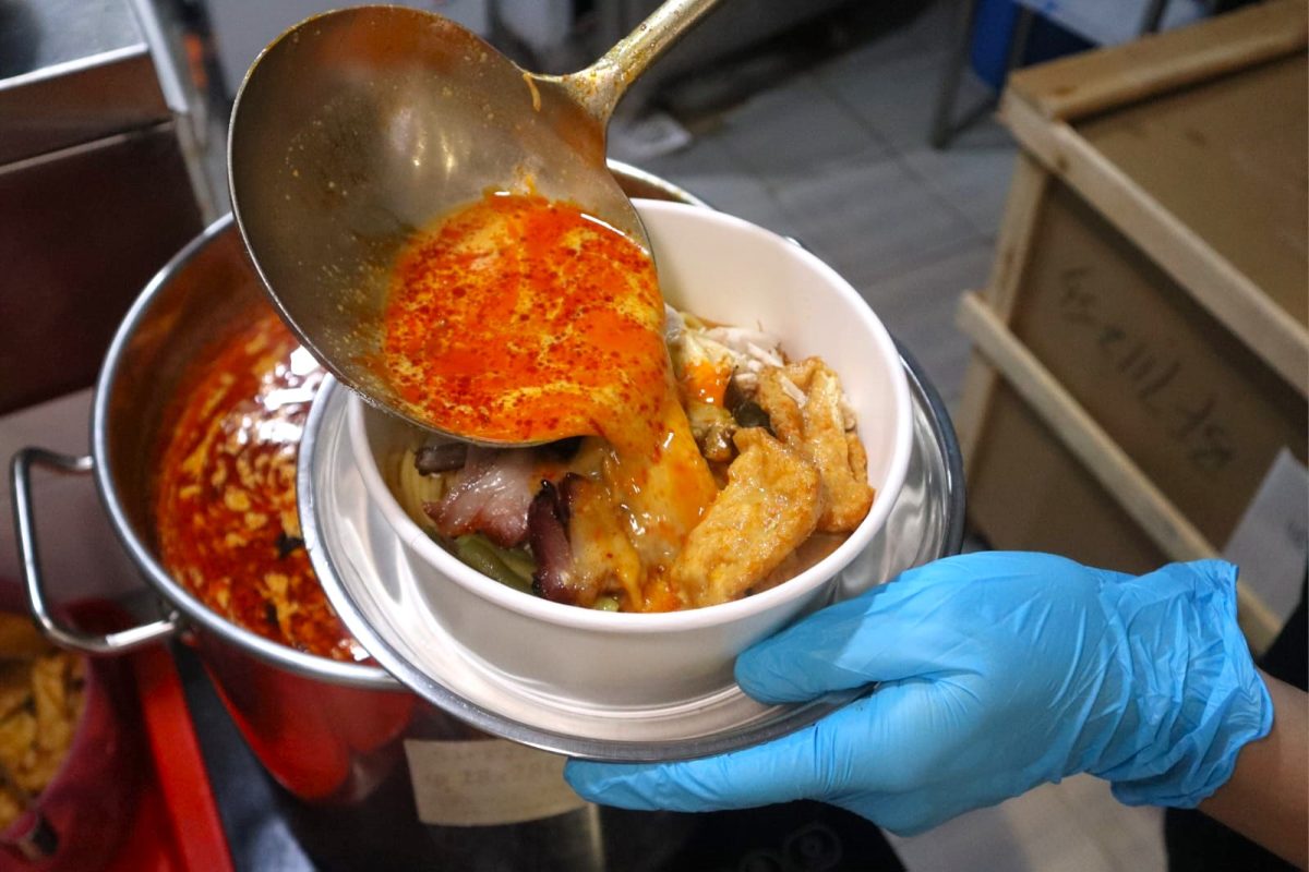 only mee - curry pouring