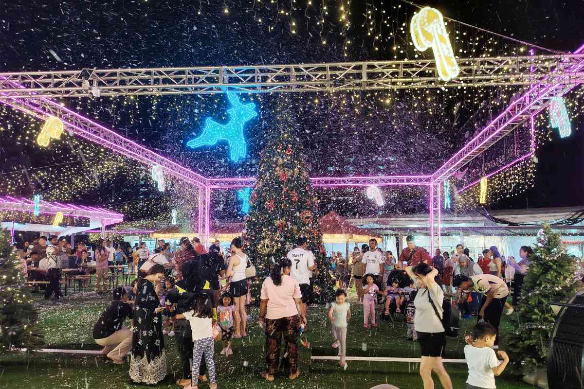 Yishun MRT Trade Fair - fake snow