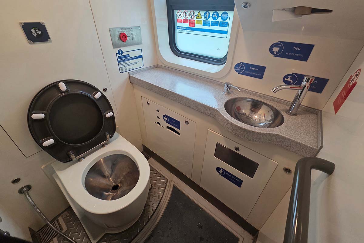 ETS jb to kl - washrooms