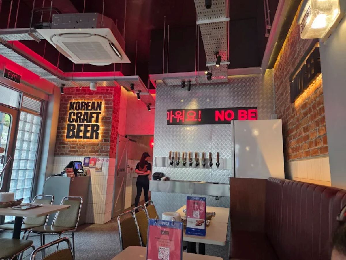 Korean Fried Chicken guide - daily beer telok ayer interior