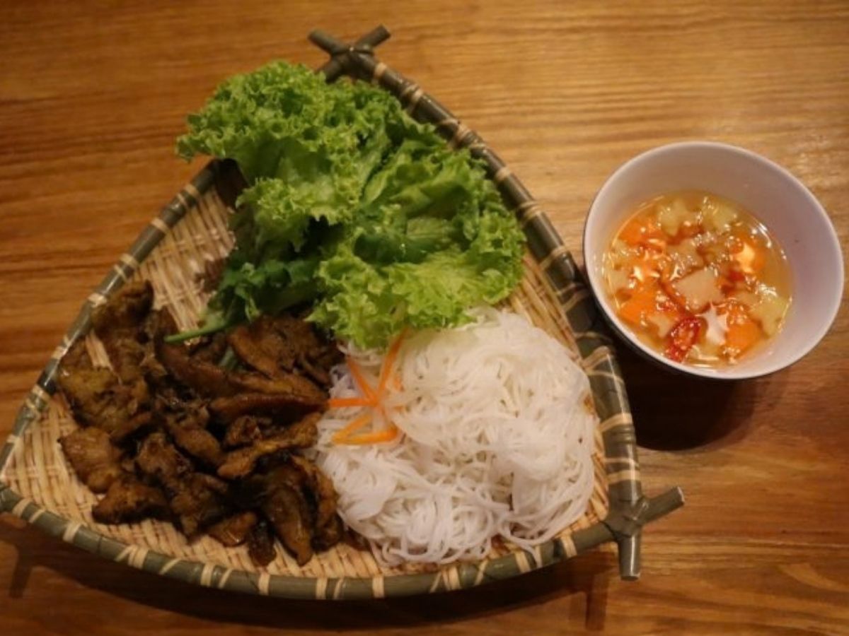 Le Cafe Vie5 - grilled pork noodle
